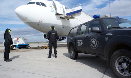 La Policía Migratoria tendrá a su cargo la seguridad de fronteras y aeropuertos. La Policía Migratoria tendrá a su cargo la seguridad de fronteras y aeropuertos.
