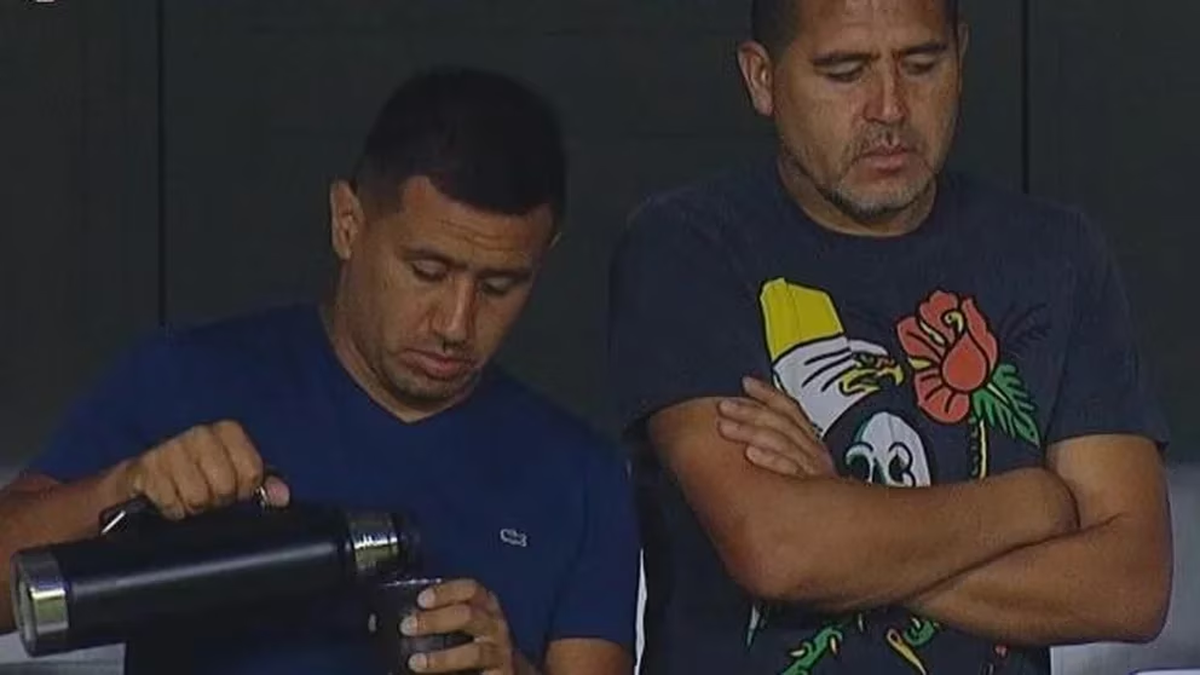 Juan Román Riquelme y su hermano Cristian durante un partido de Boca Juniors. Juan Román Riquelme y su hermano Cristian durante un partido de Boca Juniors.