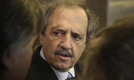 La UCR se siente más cerca ideológicamente por lo menos en cuestiones económicas y sociales del peronismo que del PRO, dijo Ricardo Alfonsín. La UCR se siente más cerca ideológicamente por lo menos en cuestiones económicas y sociales del peronismo que del PRO, dijo Ricardo Alfonsín.