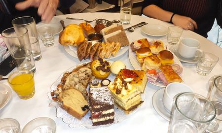 En Las Violetas se puede comer en cualquier horario del día. En Las Violetas se puede comer en cualquier horario del día.