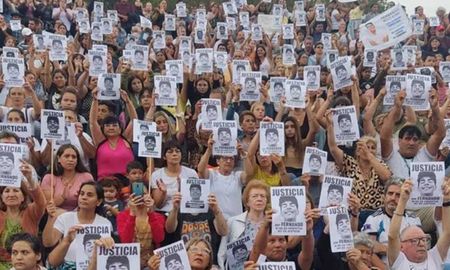 Los padres de Fernando Báez Sosa, el joven de 18 años asesinado a golpes en la puerta del boliche Le Brique de Villa Gesell, encabezaban este miércoles por la tarde una ceremonia interreligiosa. Los padres de Fernando Báez Sosa, el joven de 18 años asesinado a golpes en la puerta del boliche Le Brique de Villa Gesell, encabezaban este miércoles por la tarde una ceremonia interreligiosa.