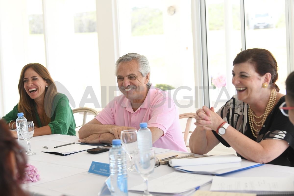 El presidente se reunió con funcionarias y ministras en Chapadmalal. 