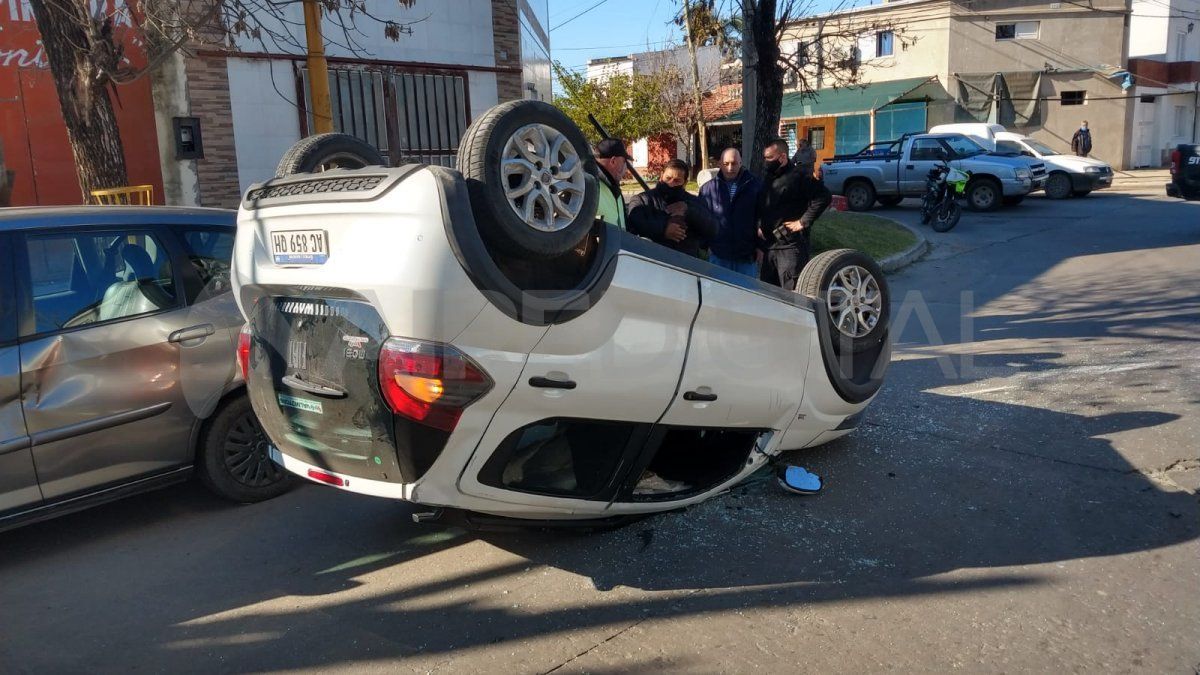 Una mujer de 60 años chocó y volcó con su auto en el barrio Los Hornos de la ciudad de Santa Fe