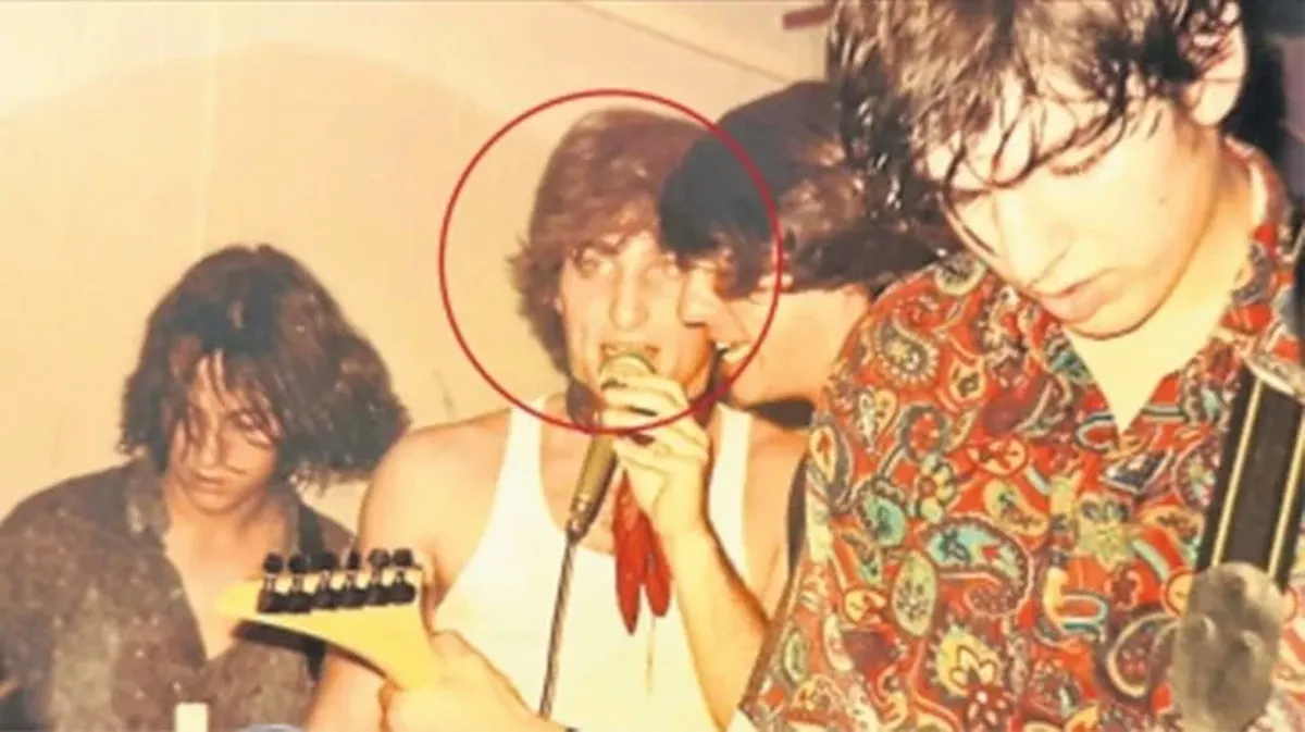 En su adolescencia, Javier Milei formaba parte de una banda de rock, "Everest". En su adolescencia, Javier Milei formaba parte de una banda de rock, "Everest".