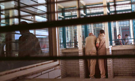 Escapó del arresto domiciliario y pidió ir a la cárcel porque no aguantaba a su mujer