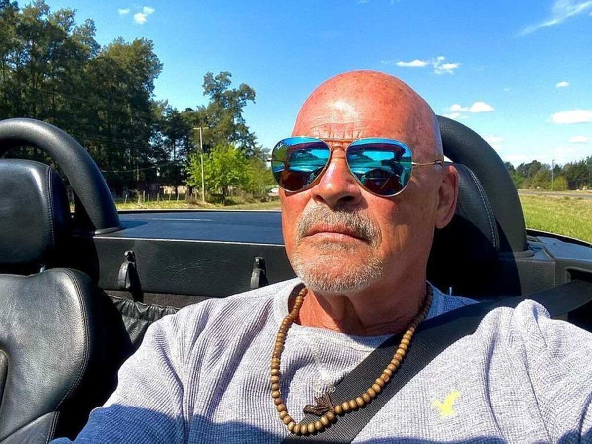 Walter Santiago tiene 60 años y se dedica a vender autos de colección.