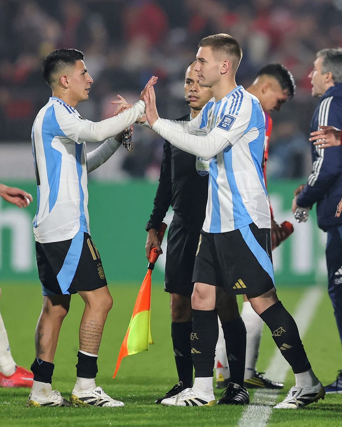 Franco Mastantuono ingresó en el segundo tiempo por Thiago Almada y se convirtió en el jugador más joven de la Selección Argentina en un partido oficial. Franco Mastantuono ingresó en el segundo tiempo por Thiago Almada y se convirtió en el jugador más joven de la Selección Argentina en un partido oficial.