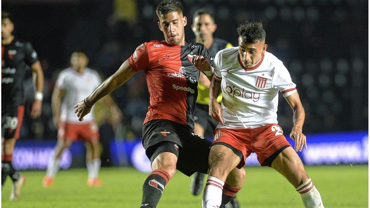 No tenía lugar en el Colón de Gorosito, se fue a otro club y ahora está por salir campeón de la Copa de la Liga. No tenía lugar en el Colón de Gorosito, se fue a otro club y ahora está por salir campeón de la Copa de la Liga.
