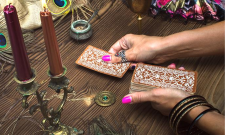 Los lectores de Tarot no lograron demostrar su capacidad para predecir el futuro o adivinar el pasado bajo los estrictos controles científicos del desafío. Los lectores de Tarot no lograron demostrar su capacidad para predecir el futuro o adivinar el pasado bajo los estrictos controles científicos del desafío.