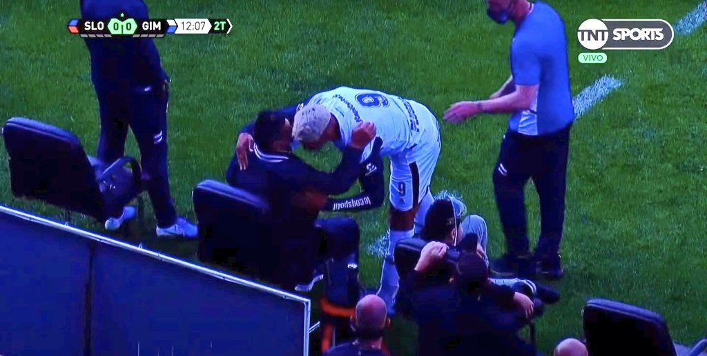 Por este saludo, Diego Maradona será testeado para determinar si tiene coronavirus.