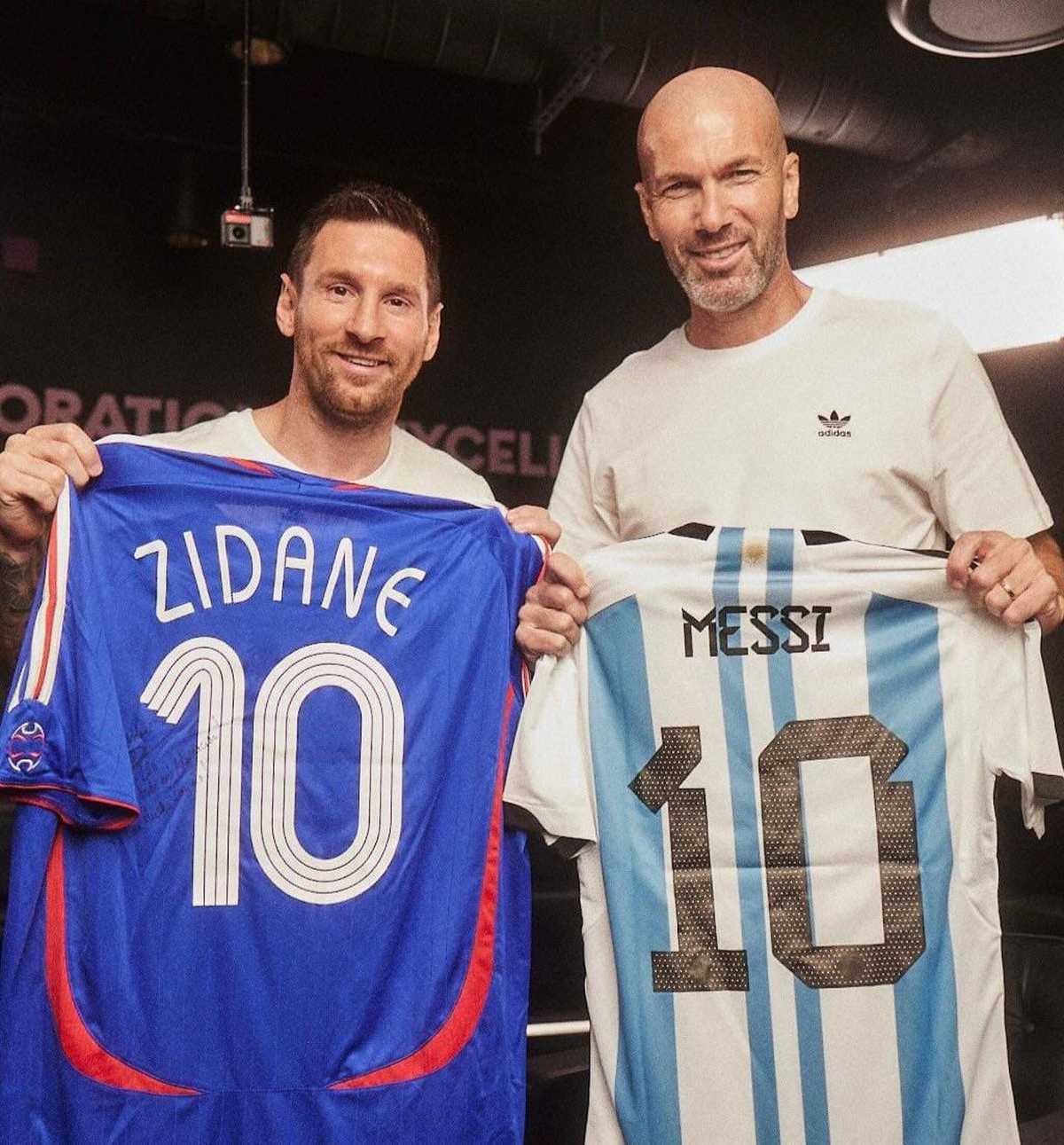 Lionel Messi y Zinedine Zidane intercambiaron camisetas después de su extensa charla. Lionel Messi y Zinedine Zidane intercambiaron camisetas después de su extensa charla.