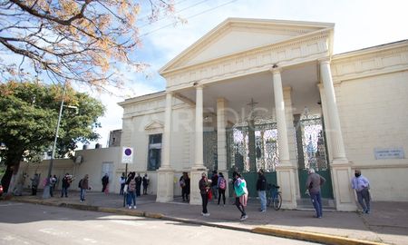 Luego de 82 días cuarentena, una importante cantidad de santafesinos llegó al cementerio para visitar a sus seres queridos Luego de 82 días cuarentena, una importante cantidad de santafesinos llegó al cementerio para visitar a sus seres queridos
