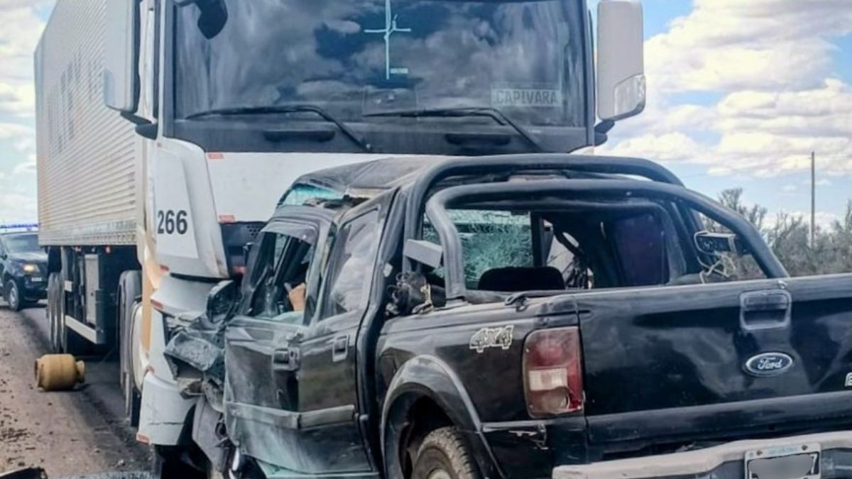 Así quedó la camioneta de la víctima fatal tras el accidente.