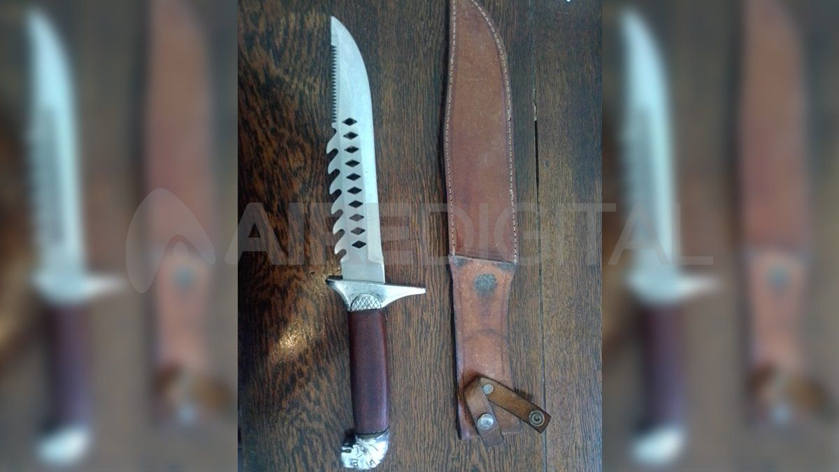 El empleado de seguridad del comercio había logrado quitarle el cuchillo, que luego entregó al personal policial 