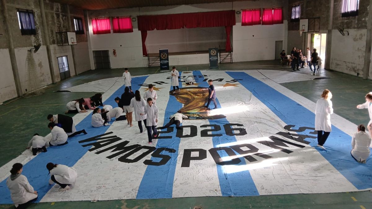La bandera de Argentina que recorre las escuelas y clubes de Santa Fe y será entregada a los Campeones del Mundo. La bandera de Argentina que recorre las escuelas y clubes de Santa Fe y será entregada a los Campeones del Mundo.