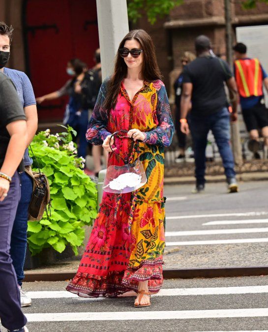 La actriz Anne Hathaway lució un maxivestido en las calles de Nueva York.