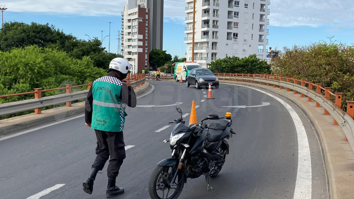 El personal municipal trabaja en la limpieza del viaducto para prevenir nuevos incidentes.