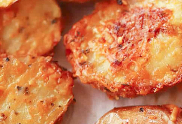 MasterChef: aprendé a hacer en casa los papines crocantes con parmesano que elogió Germán Martitegui