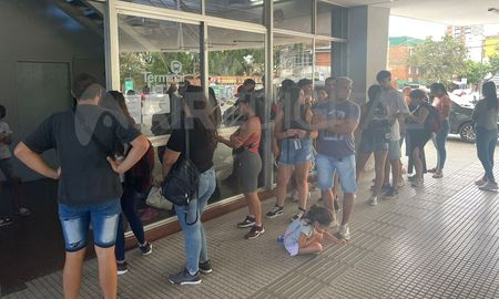 Largas filas en la terminal de ómnibus de Santa Fe para la realización del trámite del boleto educativo gratuito. Largas filas en la terminal de ómnibus de Santa Fe para la realización del trámite del boleto educativo gratuito.