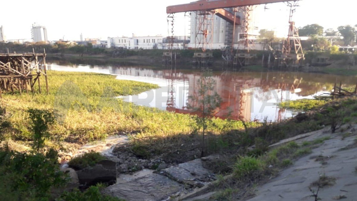 La zona del desagüe pluvial del Dique 2 se ve abandonada. La cantidad de deshechos se suma al color rojizo que emana olores nauseabundos. 