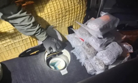 El conductor y su acompañante viajaban desde Misiones y fueron descubiertos en Corrientes por un perro de la gendarmería. El conductor y su acompañante viajaban desde Misiones y fueron descubiertos en Corrientes por un perro de la gendarmería.