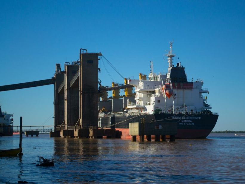 Los puertos aceiteros en el Gran Rosario, paralizados por una discusión por el Impuesto a las Ganancias. Los puertos aceiteros en el Gran Rosario, paralizados por una discusión por el Impuesto a las Ganancias.