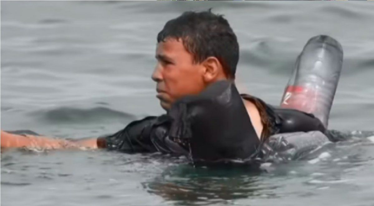 El joven inmigrante que intenta llegar a España flotando con botellas de plástico en el mar