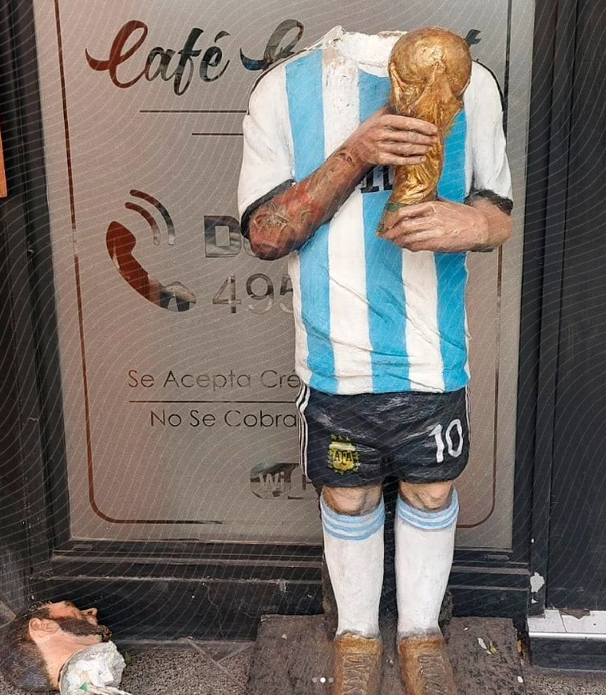 Lionel con la copa y su cabeza en el suelo Lionel con la copa y su cabeza en el suelo