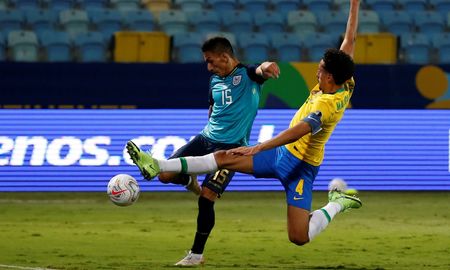 Ecuador y Brasil empataron 1-1 y el seleccionado tricolor, dirigido por Gustavo Alfaro, consiguió avanzar a cuartos de final de la Copa América. Ecuador y Brasil empataron 1-1 y el seleccionado tricolor, dirigido por Gustavo Alfaro, consiguió avanzar a cuartos de final de la Copa América.