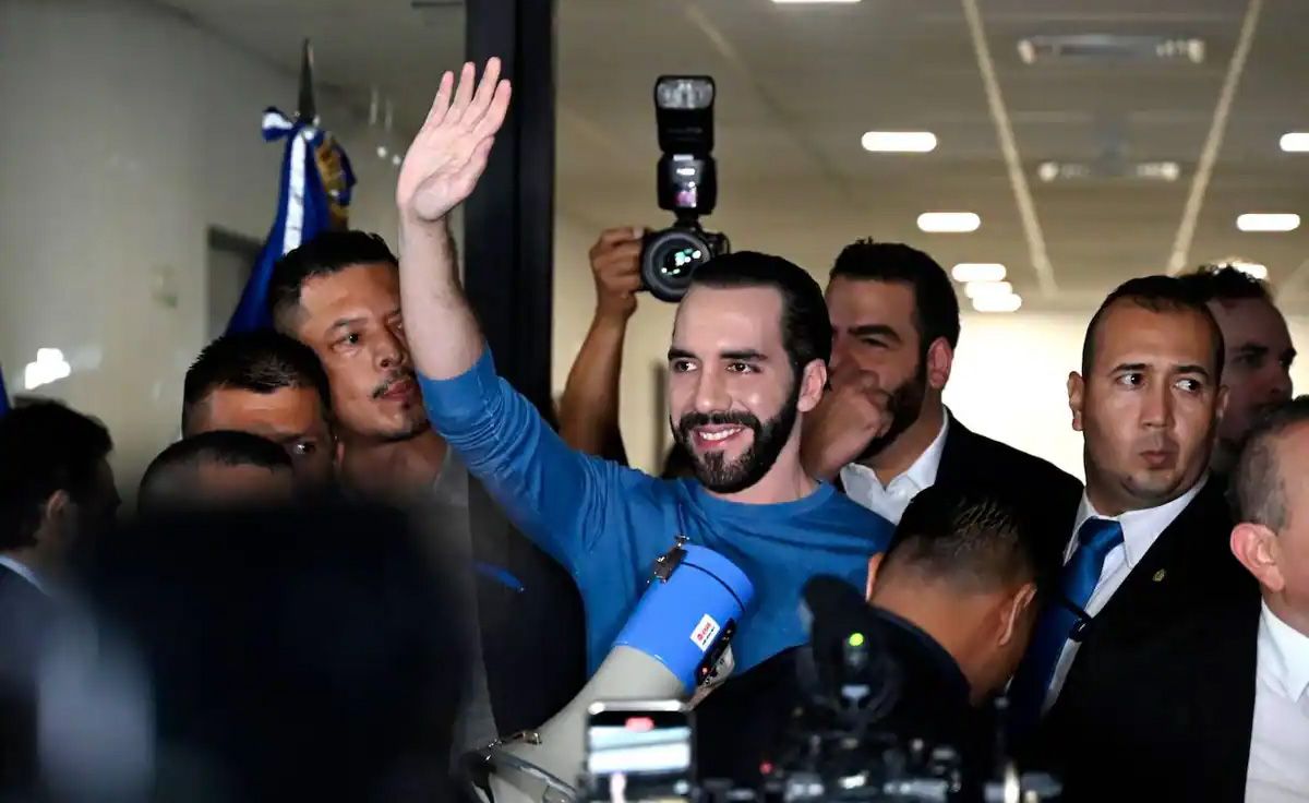 Bukele luego de inscribir su candidatura presidencial Bukele luego de inscribir su candidatura presidencial