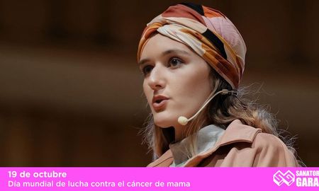 Comenzó a diseñar turbantes para usar mientras hacía su tratamiento y se convirtió en una exitosa marca. Comenzó a diseñar turbantes para usar mientras hacía su tratamiento y se convirtió en una exitosa marca.