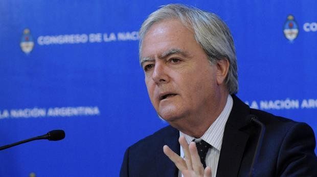 "Decimos que hay que dialogar con los países amigos. Es lo que hacen los diplomáticos, Felipe", tuiteó Pinedo.