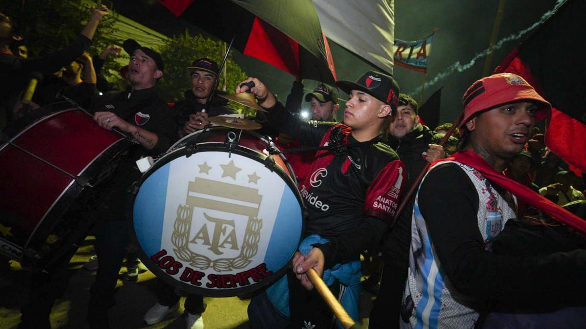 Miles de hinchas sabaleros se sumaron a la celebración por los 121 años de Colón.