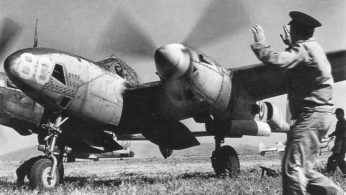 Su última misión de reconocimiento fue para obtener información sobre los movimientos de las tropas alemanas en el valle del Ródano y sus alrededores antes de la invasión Aliada del sur de Francia. El 31 de julio de 1944, a las 8.45 (local), Antoine despegó a bordo de un Lockheed P-38 F5B Lightning (foto) desde una base aérea en Córcega. Tenía 44 años, y jamás regresó. Su última misión de reconocimiento fue para obtener información sobre los movimientos de las tropas alemanas en el valle del Ródano y sus alrededores antes de la invasión Aliada del sur de Francia. El 31 de julio de 1944, a las 8.45 (local), Antoine despegó a bordo de un Lockheed P-38 F5B Lightning (foto) desde una base aérea en Córcega. Tenía 44 años, y jamás regresó.