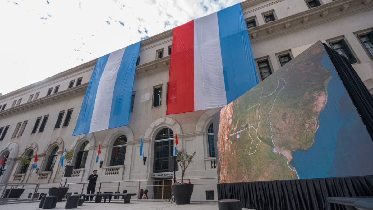 El conflicto se originó en febrero de este año, cuando la Corte Suprema dictó una acordada mediante la cual estableció que el Poder Judicial tendría prioridad para ocupar el nuevo edificio anexo. El conflicto se originó en febrero de este año, cuando la Corte Suprema dictó una acordada mediante la cual estableció que el Poder Judicial tendría prioridad para ocupar el nuevo edificio anexo.