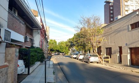 Tres ladrones rompieron la puerta a patadas y entraron a robar a una casa del barrio Sur Tres ladrones rompieron la puerta a patadas y entraron a robar a una casa del barrio Sur