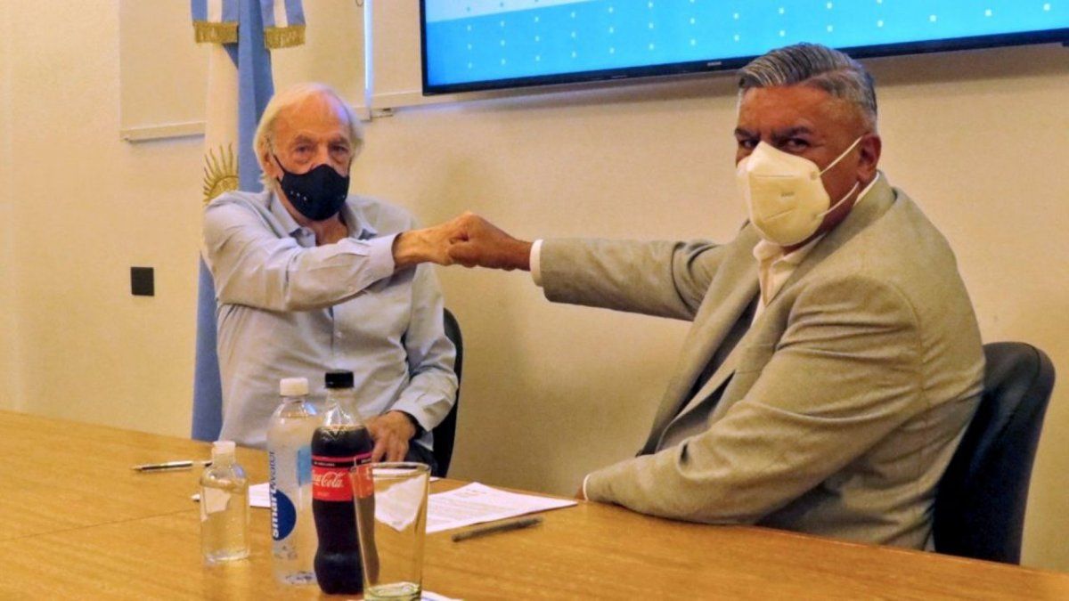 César Luis Menotti junto a Chiqui Tapia.