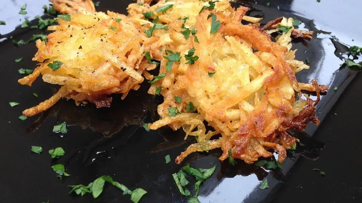 Las papas rosti son uno de los mejores acompañamientos para carnes, pescados o huevos. Las papas rosti son uno de los mejores acompañamientos para carnes, pescados o huevos. 