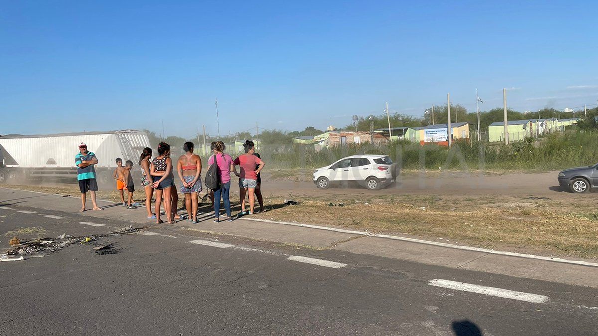 “Los animales se están muriendo, los chicos se están deshidratando y no nos podemos bañar. El caño madre está roto y nadie viene a arreglar. Hace un año que estamos así”, dijo una vecina.