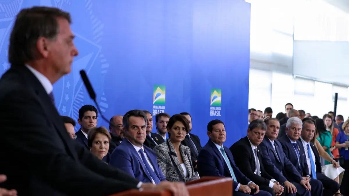 Bolsonaro también sostuvo que los militares forman parte de la lucha "del bien contra el mal", que "siempre fueron el ancla ante cualquier situación del país" y "dentro de la legalidad".