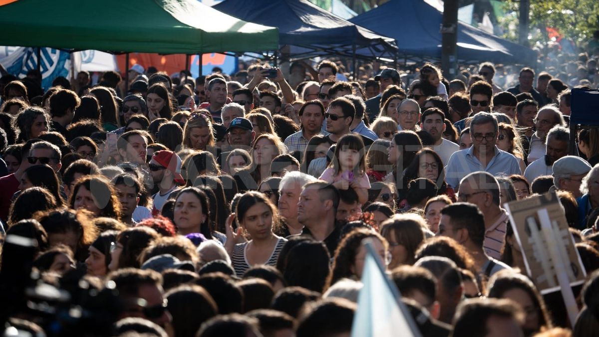 Además de la comunidad universitaria, el reclamo por la promulgación de la ley de financiamiento fue acompañado numerosas entidades gremiales y sindicales, partidos políticos, organizaciones sociales y ciudadanos en general. Además de la comunidad universitaria, el reclamo por la promulgación de la ley de financiamiento fue acompañado numerosas entidades gremiales y sindicales, partidos políticos, organizaciones sociales y ciudadanos en general.