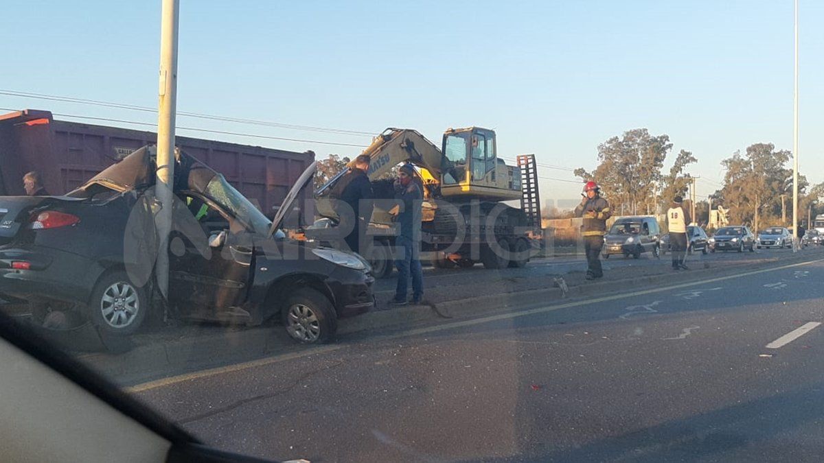 Impactante. Así quedó el auto tras el choque con la columna de luz del cantero central.&nbsp;