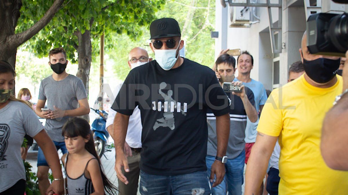 Ramón Wanchope Ábila llega al Sanatorio Santa Fe para la revisión médica.