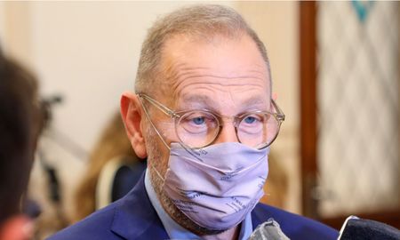 La situación sanitaria en la provincia de Santa Fe continúa siendo crítica debido al avance de la segunda ola de coronavirus. Es por eso que desde el gobierno intentan llamar la atención de la ciudadanía, ratifican la necesidad de aplicar protocolos y restricciones, y aseguran que habrá asistencia económica para los sectores más afectados. La situación sanitaria en la provincia de Santa Fe continúa siendo crítica debido al avance de la segunda ola de coronavirus. Es por eso que desde el gobierno intentan llamar la atención de la ciudadanía, ratifican la necesidad de aplicar protocolos y restricciones, y aseguran que habrá asistencia económica para los sectores más afectados.