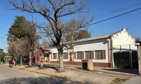 Los padres y madres de estudiantes se manifestaron en la puerta de la escuela y exigieron explicaciones. Los padres y madres de estudiantes se manifestaron en la puerta de la escuela y exigieron explicaciones.