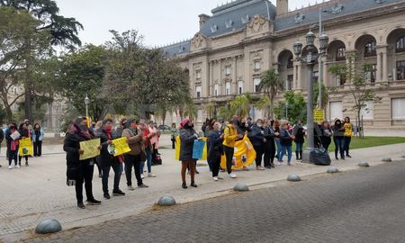 Afuera de tribunales, una multitud pidió Justicia por las víctimas de abuso de los entrenadores. Afuera de tribunales, una multitud pidió Justicia por las víctimas de abuso de los entrenadores.