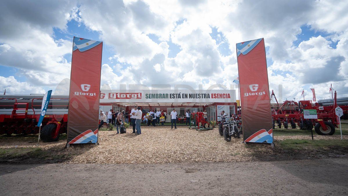 El stand de Giorgi durante la Expoagro 2025 incluyó lugar para mostrar su maquinaria, un hall con servicio de catering y oficinas para reuniones comerciales. El stand de Giorgi durante la Expoagro 2025 incluyó lugar para mostrar su maquinaria, un hall con servicio de catering y oficinas para reuniones comerciales.