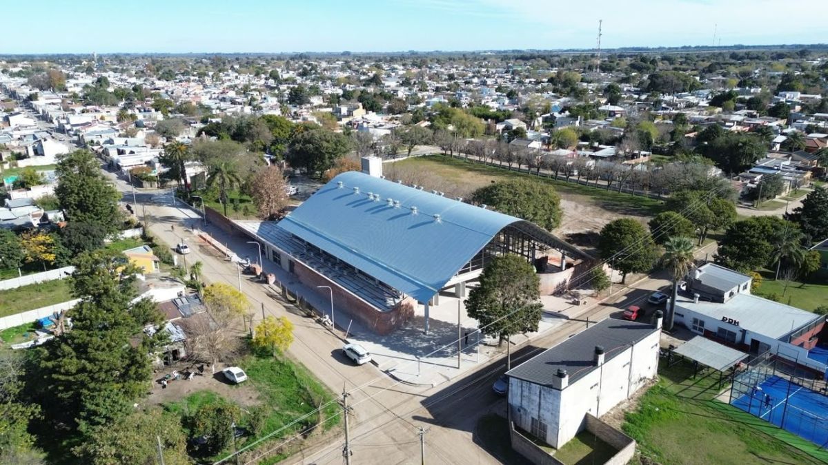El gimnasio cubierto de Coronda ya alcanzó el 80 % de avance. Además, la Provincia trabaja en la pavimentación y el mejorado de los accesos al predio del CEF.