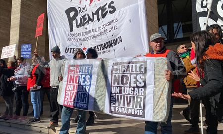 Hasta que no consigamos un compromiso del intendente de abordaje y solución, no pensamos irnos, expresó un referente al móvil de AIRE. Hasta que no consigamos un compromiso del intendente de abordaje y solución, no pensamos irnos, expresó un referente al móvil de AIRE.