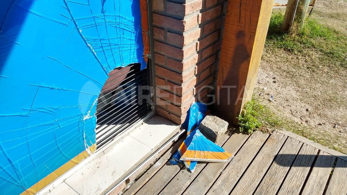 El ladr&oacute;n rompi&oacute; un vidrio para entrar al local.